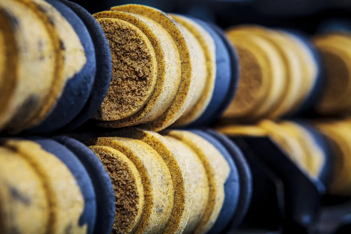 fotografia professionale dettaglio prodotto stampato in ottone