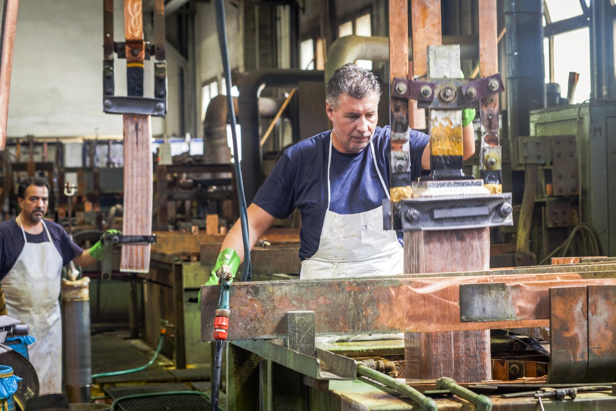 officina benoni operatore al lavoro