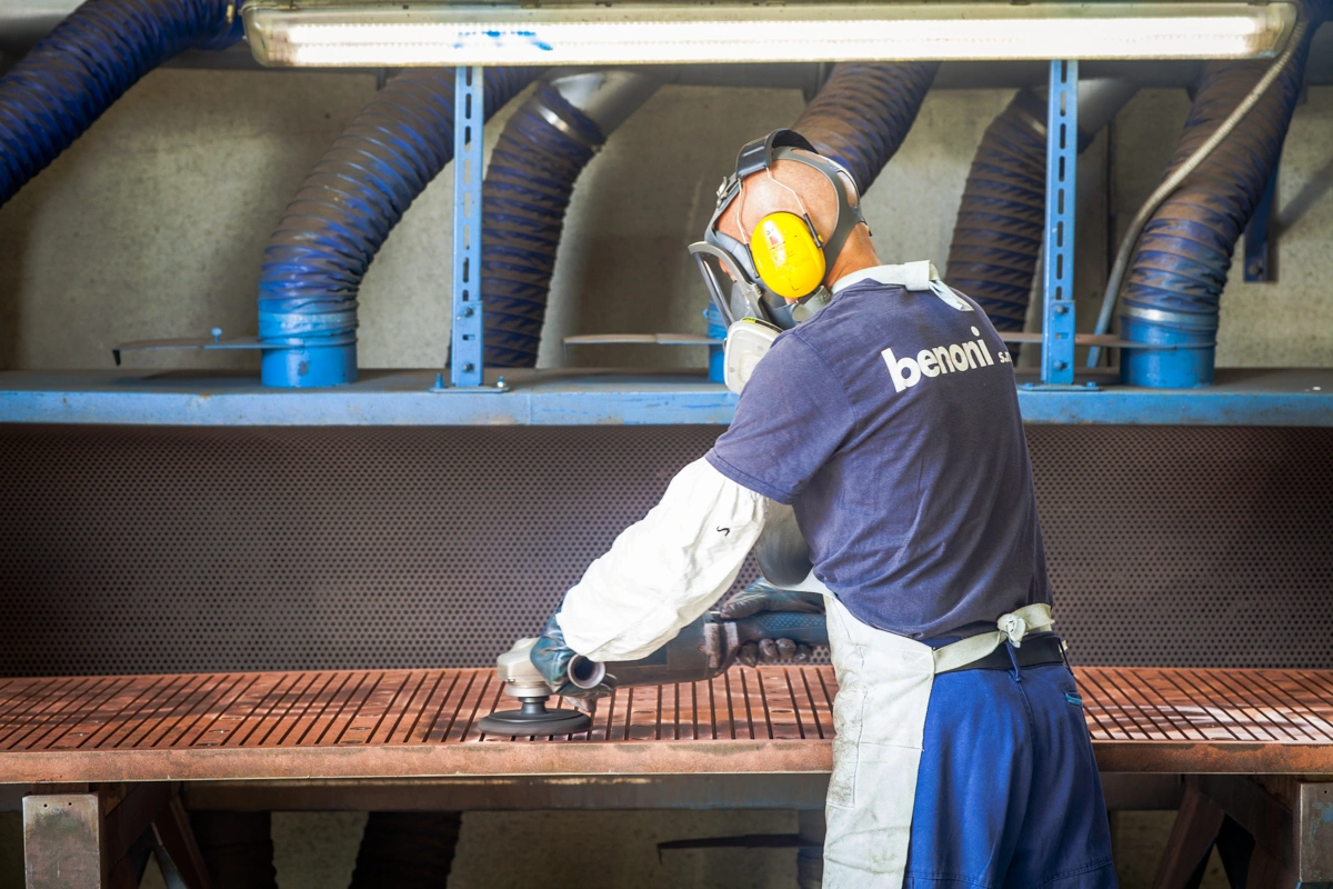 officina benoni operatore al lavoro